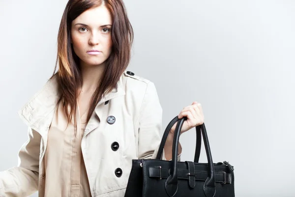 Modische Frau mit schwarzer Ledertasche — Stockfoto