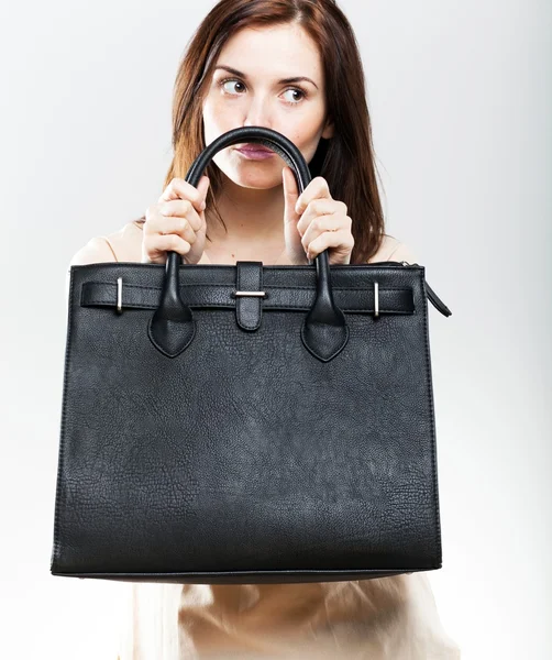 Mujer joven divertida con bolsa negra — Foto de Stock