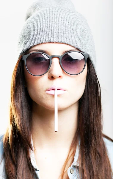 Hipster teenage girl smoking cigarette — Stock Photo, Image