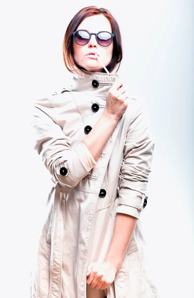 Modieuze jonge vrouw in witte jas — Stockfoto