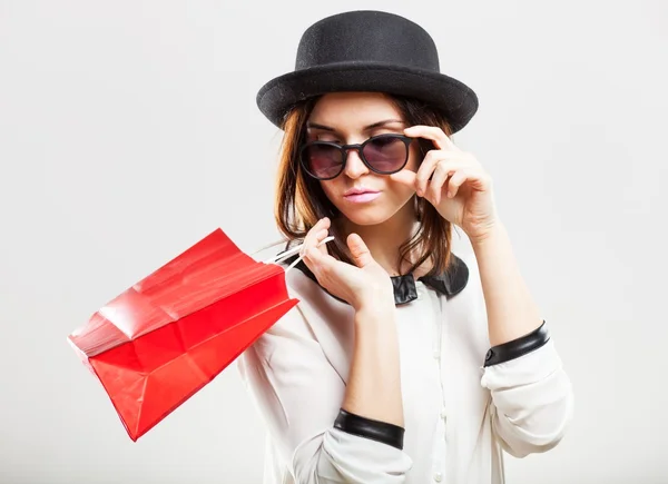 Retro mode portret van vrouw met winkelen bag — Stockfoto