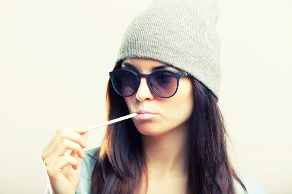 Menina adolescente hipster elegante com cigarro — Fotografia de Stock