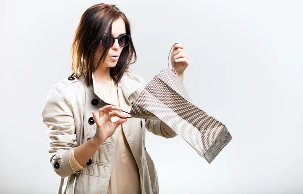 Mujer sorprendida mirando en bolsa de compras — Foto de Stock