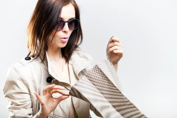 Surprised woman looking in shopping bag — Stock Photo, Image