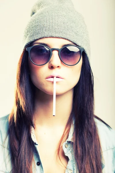 Menina adolescente hipster elegante com cigarro — Fotografia de Stock