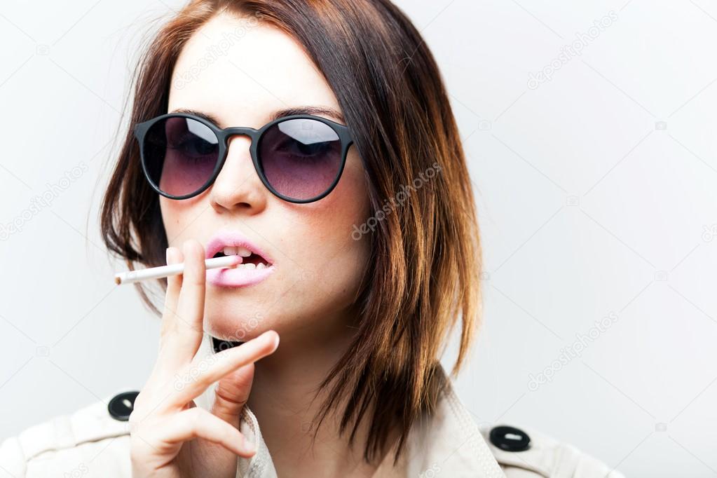 Femme élégante Avec Lunettes De Soleil Fumer Cigarette — Photographie Leszekglasner © 43143837 