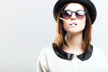 retro moda portre kadının sigara ile