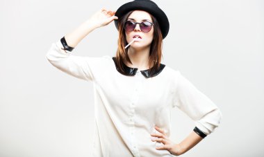 retro moda portre kadının sigara ile