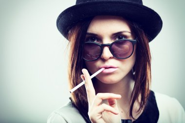 retro moda portre kadının sigara ile