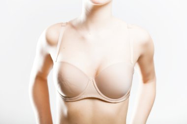 Cilt renkli sutyen, genç kadının meme