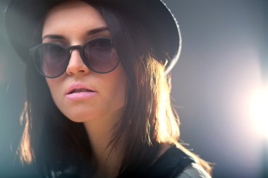 retro moda şık genç bir kadın portresi
