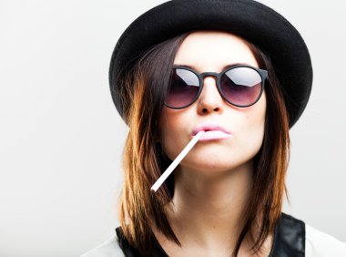 retro moda portre kadının sigara ile