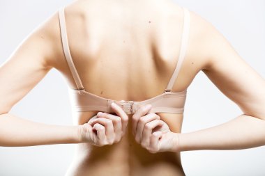 sutyen closeup, toka unhooking giyiyor