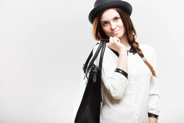 Портрет стильной молодой женщины с кожаной сумкой — стоковое фото
