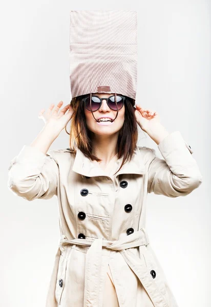 Kvinna med väska på huvudet, shopping koncept — Stockfoto