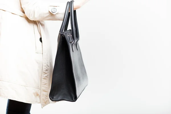 Femme à la mode avec sac en cuir noir — Photo