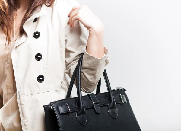 Femme à la mode avec sac en cuir noir — Photo