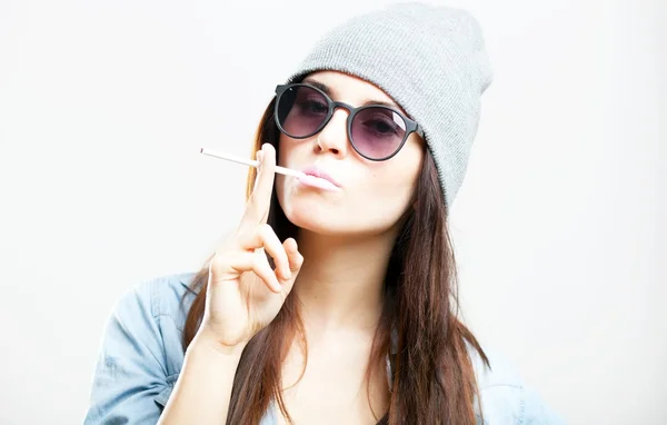 Hipster teenage girl smoking cigarette — Stock Photo, Image