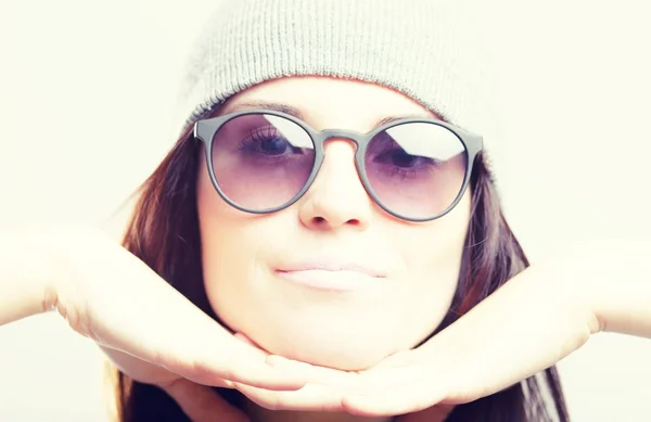 Retrato de menina adolescente hipster — Fotografia de Stock