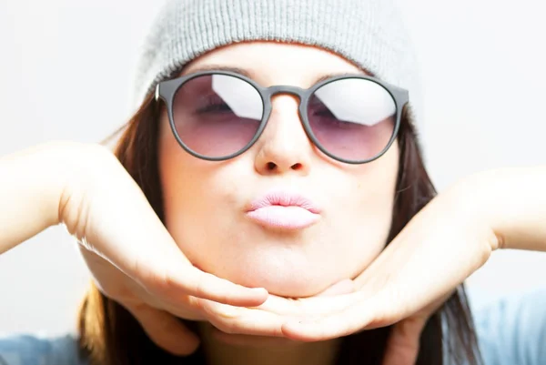 Retrato de adolescente hipster dando beso — Foto de Stock