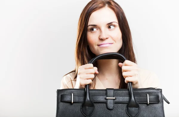 Elegante jonge vrouw die lederen tas — Stockfoto