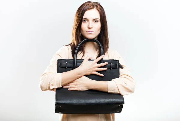 Élégante jeune femme tenant sac en cuir — Photo