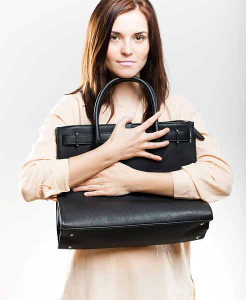 Elegante giovane donna con borsa in pelle — Foto Stock