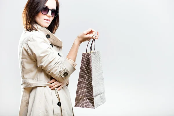 Retrato de mujer elegante con bolsa de compras — Foto de Stock