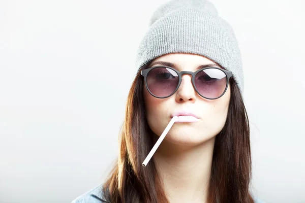 Hipster teenage girl smoking cigarette — Stock Photo, Image