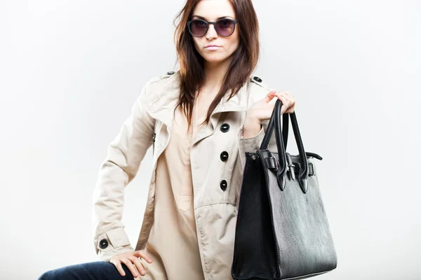 Femme à la mode avec sac en cuir noir — Photo