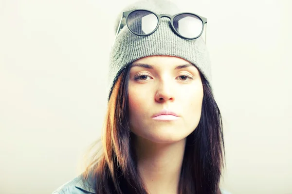 Porträtt av hipster tonårsflicka — Stockfoto