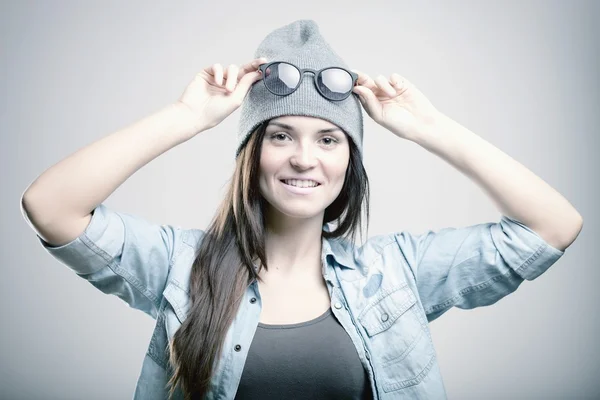 Retrato de menina adolescente hipster — Fotografia de Stock