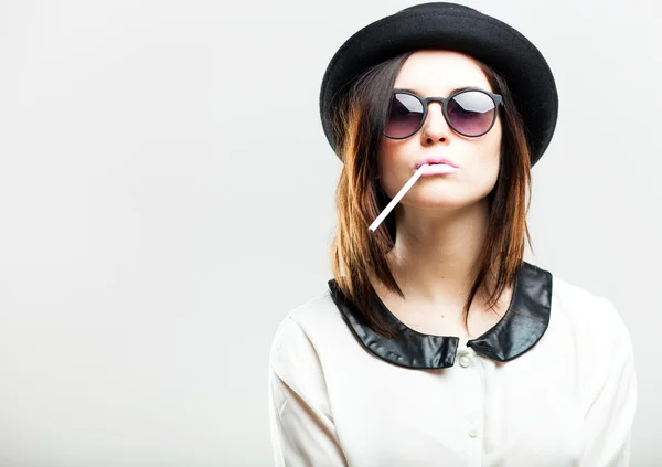 タバコを持つ女性のレトロなファッションの肖像画 — ストック写真