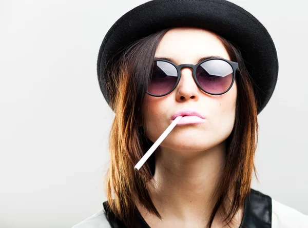 复古风潮的香烟的女人的画像 — 图库照片