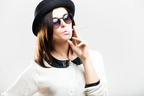 Retro mode portret van vrouw met sigaret — Stockfoto