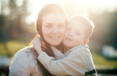 Anne ve çocuk parkta yürüyüş tadını çıkarın.