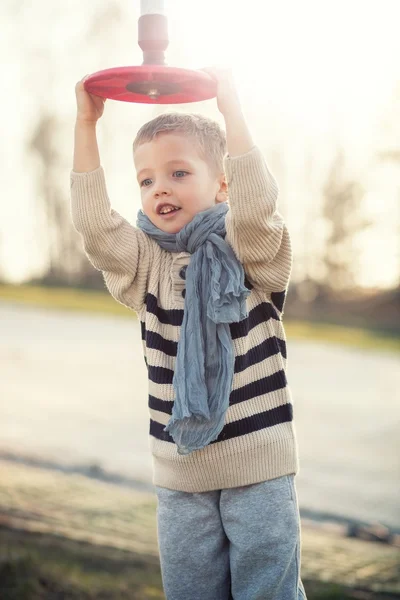 Kind spielt, kleiner Junge im Pullover — Stockfoto