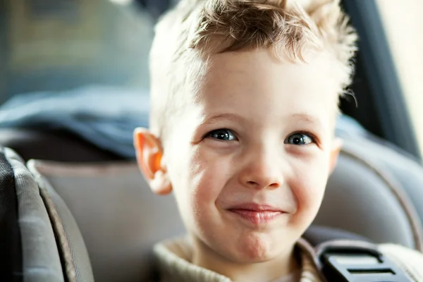 Retrato infantil del niño sentado en el coche — Foto de Stock