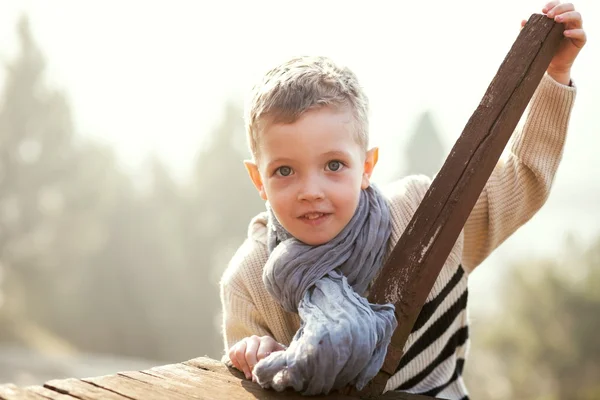 Детский портрет играющего мальчика — стоковое фото