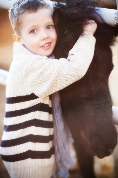 Mini Hayvanat Bahçesi, midilli ve küçük çocuk — Stok fotoğraf