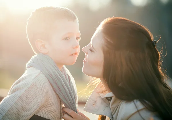 Madre e hijo jugando en el Parque — Foto de Stock