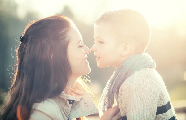 Mère et enfant jouant dans le parc — Photo