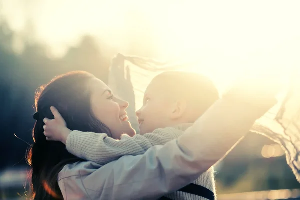 Madre e hijo jugando en el parque al aire libre — Foto de Stock