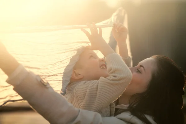 Mor och barn leker i parken utomhus — Stockfoto