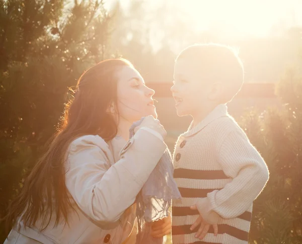 Madre e suo figlio godono di passeggiata nel parco — Foto Stock