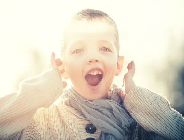Кричащий детский портрет играющего мальчика — стоковое фото