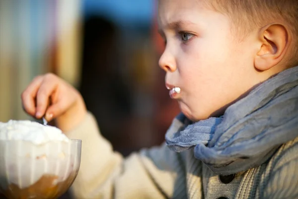 Bambino piccolo che mangia gelato — Foto Stock