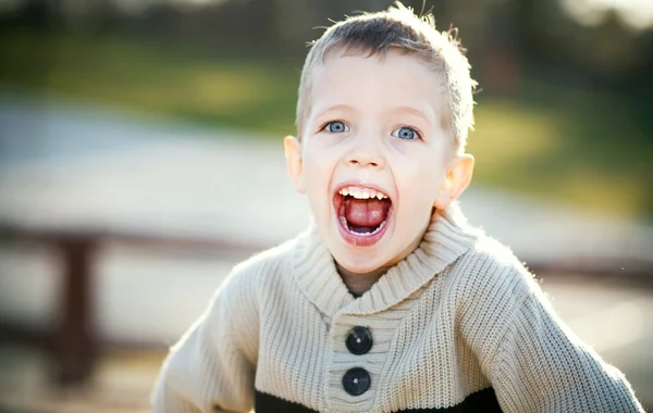 Retrato de niño gritando de niño jugando — Foto de Stock