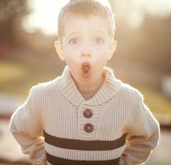 Retrato de niño sorprendido de niño asombrado — Foto de Stock