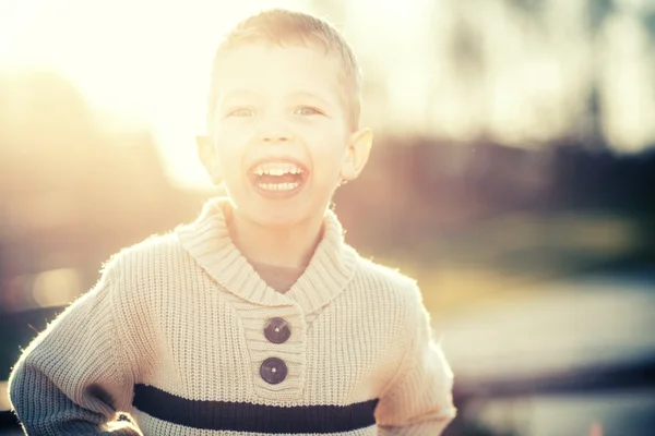 Lächelndes Kinderporträt eines kleinen Jungen beim Spielen — Stockfoto